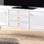 IRMAK BEYAZ TV SEHPASI beyaz renkli, altın detaylı kulpları olan modern tasarım TV sehpası