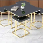 Gold Yavrulu Orta Sehpa siyah cam yüzey ve altın renkli metal ayaklarla